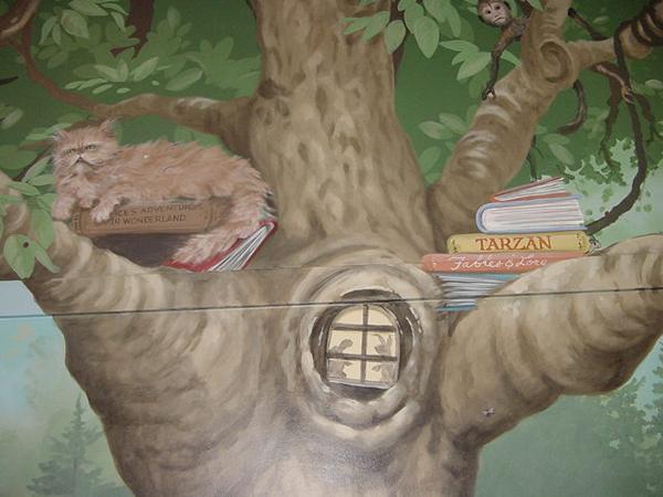 close up of cat in reading tree 