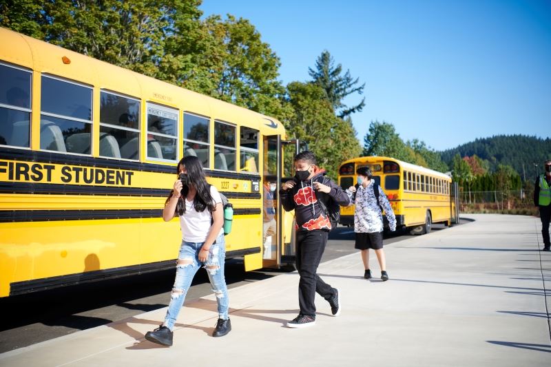 Students arrive at Kellogg