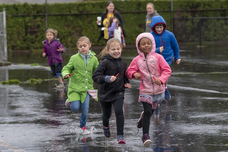  Jason Lee students run in rain